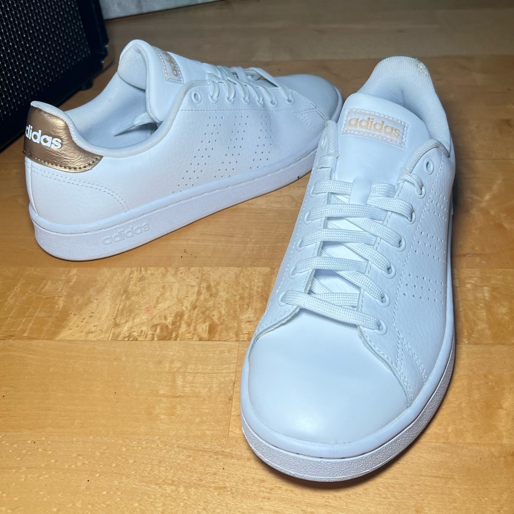 ADIDAS BRAND NEW IN BOX- WHITE/GOLD CANVAS ✨✨✨